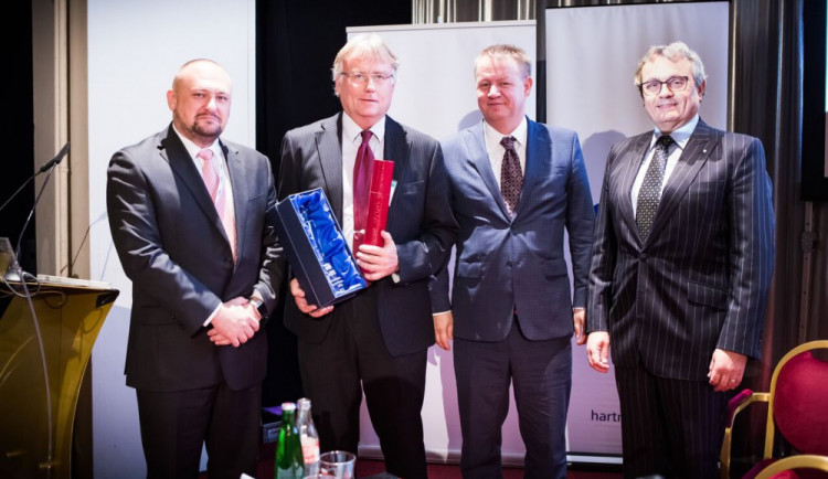 Zleva prezident Unie zaměstnavatelských svazů Jiří Horecký, ředitel strakonické nemocnice Tomáš Fiala, ministr zdravotnictví Svatopluk Němeček a prezident Hospodářské komory ČR Vladimír Dlouhý