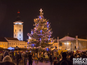 Rozsvícení vánočního stromu opět přihlíželo plné náměstí lidí