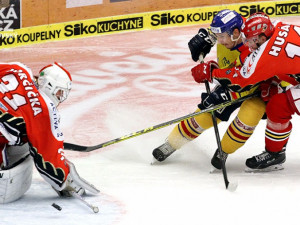 Michal Švihálek se protlačil před branku a přes Husáka zakončil