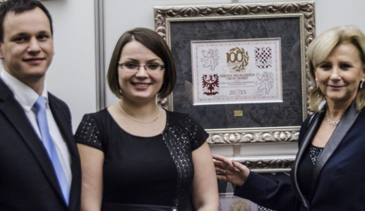 Ludmila Opekarová, prorektorka českobudějovické VŠTE (vpravo) převzala diplom za umístění v soutěži Českých 100 nejlepších spolu s kolegy