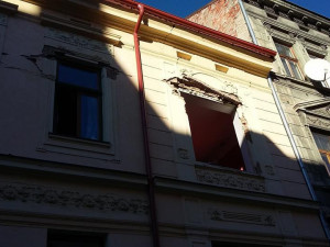 Ulice U Tří lvů uzavřena. Na místě vybuchla plynová bomba