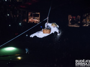 Budějcům zase po roce přiletěl popřát anděl