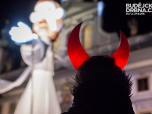 Budějcům zase po roce přiletěl popřát anděl