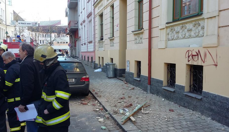Ulice U Tří lvů uzavřena. Na místě vybuchla plynová bomba