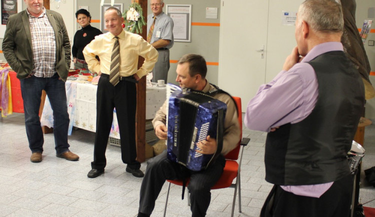 Expert WANO Sergey Kenjecjan baví návštěvníky temelínských Vánočních trhů hrou na harmoniku