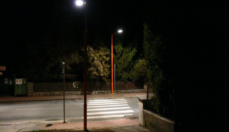 Přechod u školky v Hluboké nad Vltavou konečně svítí