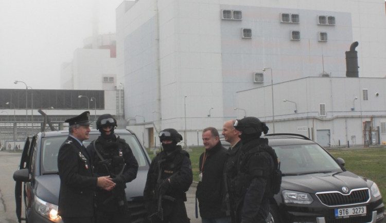 Náměstek jihočeského policejního ředitele Roman Bláha diskutuje se členy policejní jednotky v Temelíně