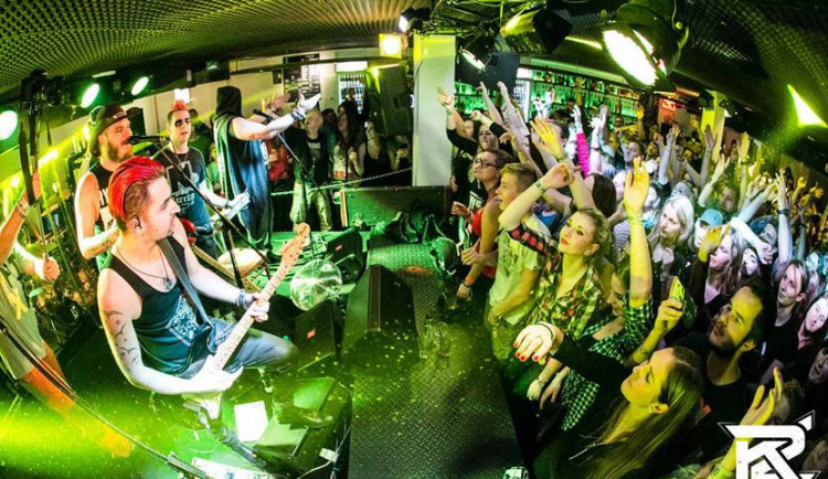 Našlapaná K2 při koncertu Rybiček48