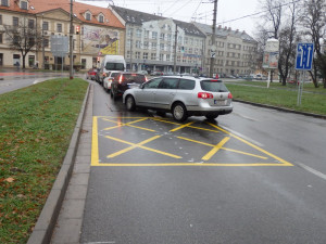 Mariánské náměstí bylo doplněno žlutým značením