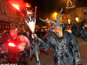 Průvod doprovázely ohňové efekty