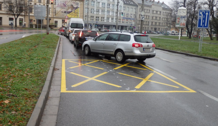 Žluté značení na Mariánském náměstí má pomoci dopravě