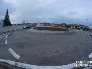 Okružní křižovatka v Roudném