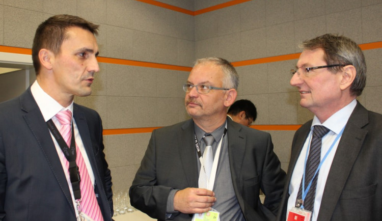 Ředitel Temelína Bondan Zronek (vlevo) v diskuzi s šéfem mise WANO Lubomirem Krenickym (vpravo)