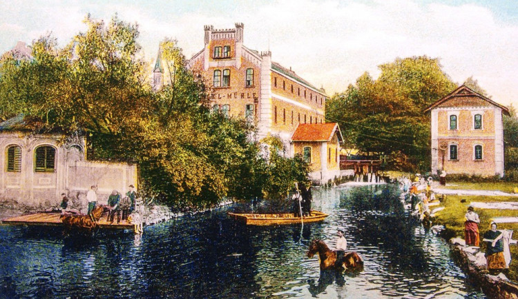 V Mlýnské stoce, tenkrát v době c. k. v Mlýnském potoce, jezdily loďky, plavili se koně a na břehu se bílilo prádlo