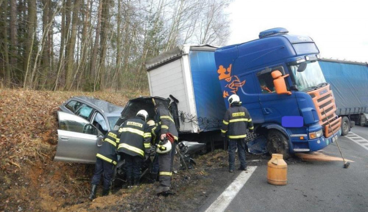 Střet osobního automobilu a kamionu uzavřel hlavní tah na Lišov