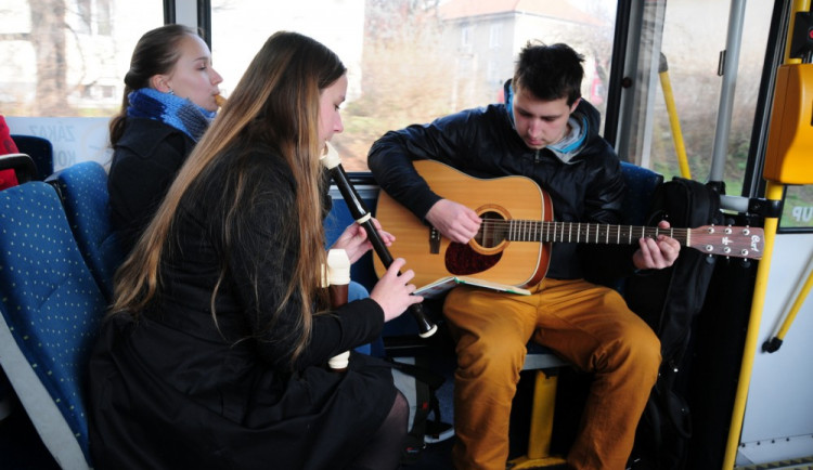 Cestující v MHD potěší vánoční hudba