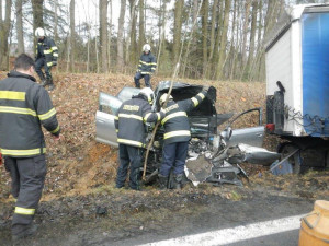 Nehoda Audi A6 a kamionu