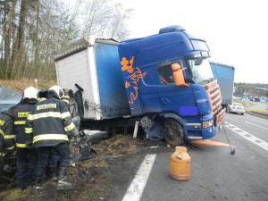 Nehoda Audi A6 a kamionu