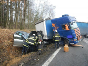 Střet osobního automobilu a kamionu uzavřel hlavní tah na Lišov