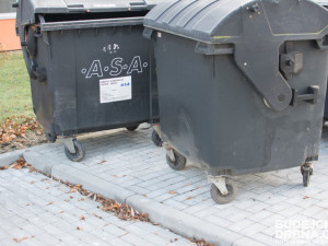 Kontejnery v ulici Plzeňská