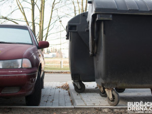 Kontejnery v ulici Plzeňská
