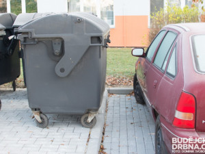 Kontejnery v ulici Plzeňská