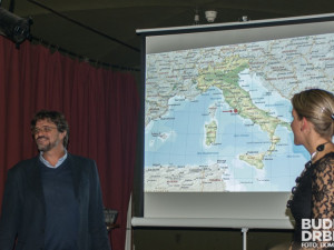 „Pod záštitou Flavia Enei (ředitel Museo del Mare e della Navigazione Antica v Santa Seveře) odkrýváme počátky evropské kultury. Snažíme se nejen přesunout tuny zeminy, ale i pochopit souvislosti a zasadit nové nálezy do historického kontextu. Přímé napoj