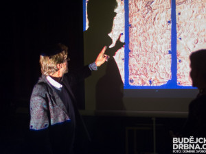 „Pod záštitou Flavia Enei (ředitel Museo del Mare e della Navigazione Antica v Santa Seveře) odkrýváme počátky evropské kultury. Snažíme se nejen přesunout tuny zeminy, ale i pochopit souvislosti a zasadit nové nálezy do historického kontextu. Přímé napoj