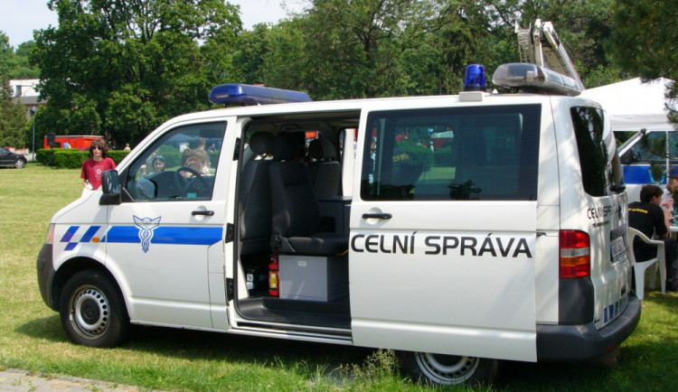 Celníci našli ve Vyšším Brodě tisícovku padělků za 27,3 milionu korun