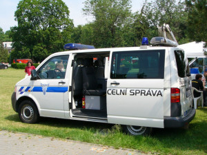 Celníci našli ve Vyšším Brodě tisícovku padělků za 27,3 milionu korun