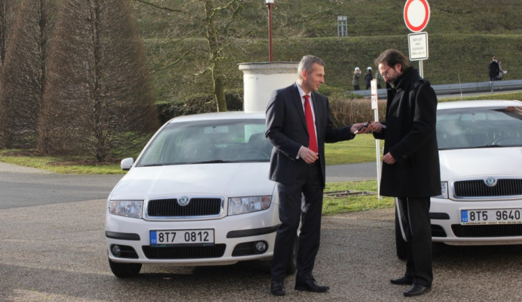 Radan Beneš předává klíčky děkanovi Pdegaogické fakulty JČU Michalu Vančurovi