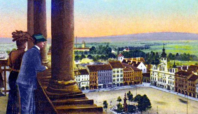 Pohled na náměstí z ochozu Černé věže pořízený před rokem 1911