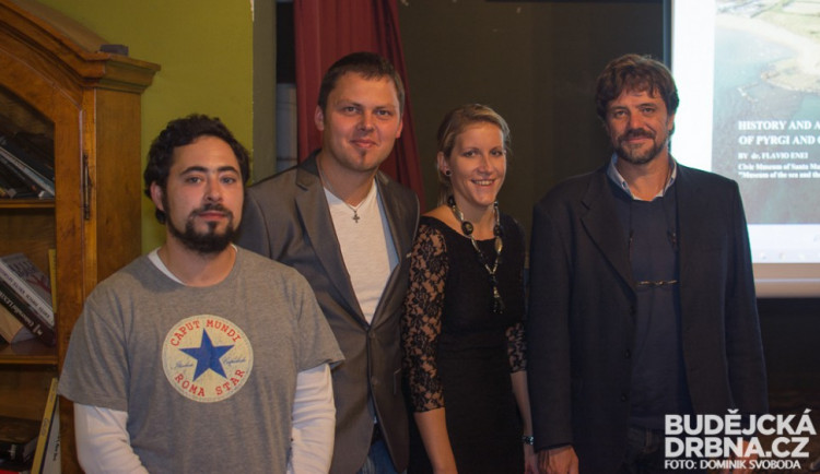 Michal Preusz a Klára Paclíková na fotce uprostřed