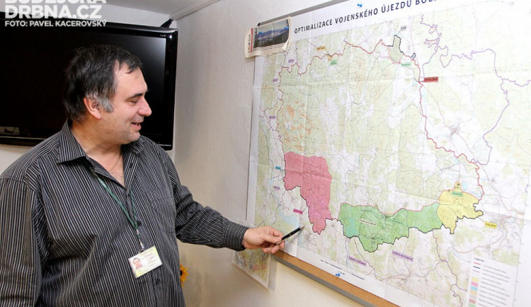 Zástupce přednosty Vojenského újezdu Boletice Miroslav Meleg ukazuje, která území budou vyčleněna
