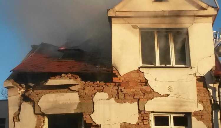 Dům na Lidické třídě v plamenech