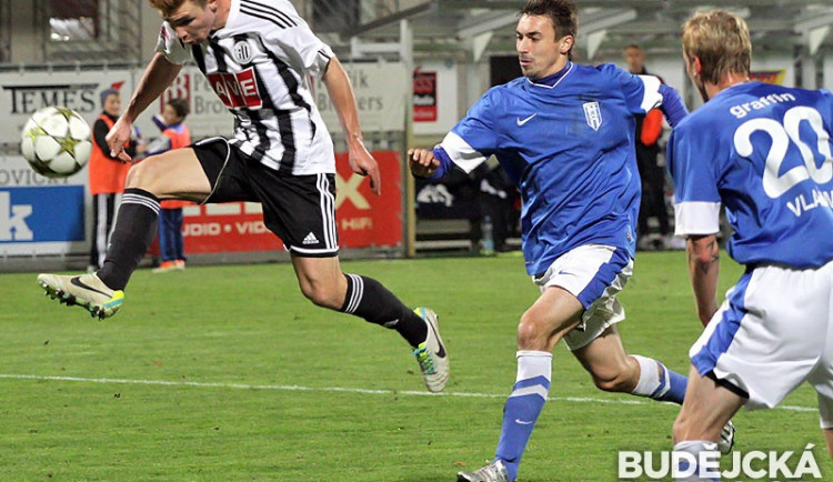 Zdeněk Linhart již dres Dynama oblékat nebude. Přestoupil do Slavie Praha.