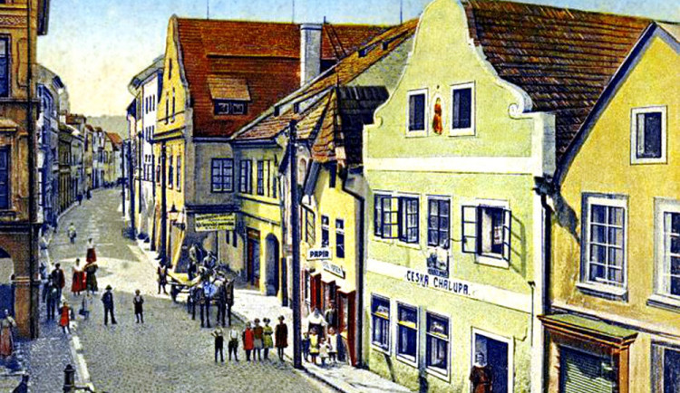 Česká ulice v dopoledním slunci na začátku 20 století v době režimu c. k. s původně zájezdní formanskou hospodou U České chalupy.