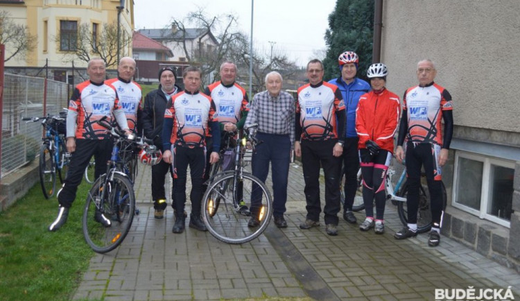 Členové PŠK pohromadě při gratulaci panu Kopeckému k 90. narozeninám