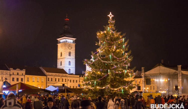 Vánoční strom bude z náměstí odvezen ve čtvrtek