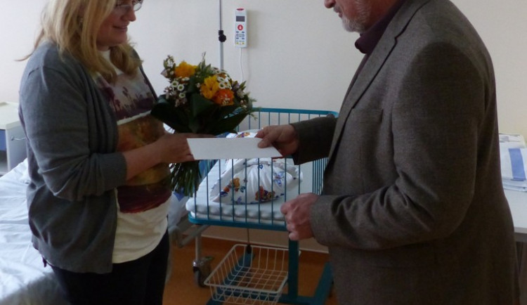 Primátor dnes navštívil první letošní miminko budějcké porodnice