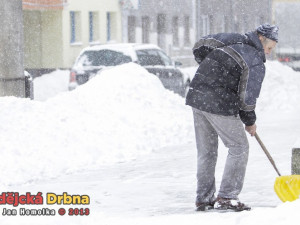 Úraz na chodníku? Náhradu škody žádejte po obci