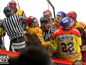 Šarvátka po zákeřném faulu Martina Kohouta (64) na Davida Gábu