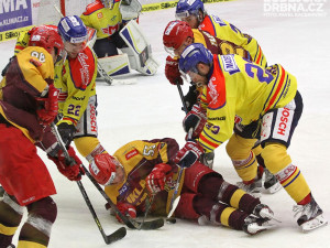 Ležící Melenovský atakovaný hned několika hráči