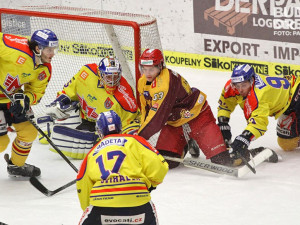 Průniku Šafáře před Gábovu branku se snaží zabránit Lukáš Kříž (vpravo)