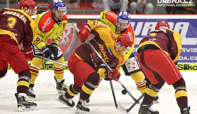 Michal Švihálek brání jihlavského Ondřeje Malce