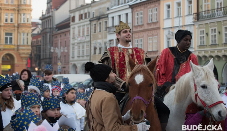 FOTO: Příjezd Tří králů na budějcké náměstí udělal symbolickou tečku za vánočním obdobím