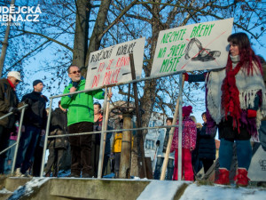 FOTO: Nechte břehy na svém místě, znělo ve středu u Malého jezu