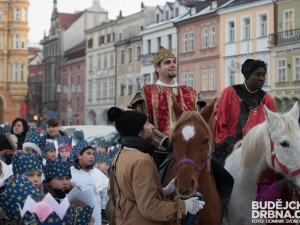 FOTO: Příjezd Tří králů na budějcké náměstí udělal symbolickou tečku za vánočním obdobím