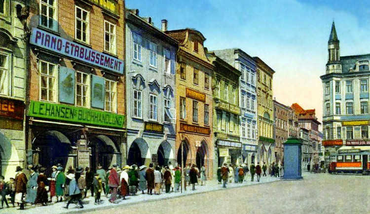 Korzo a neorganizovaná přehlídka klobouků v nedělním dopoledne za c. k. na západní straně náměstí