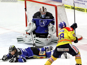 Kuchejda střílí přes Bahounka, Laco ale chytá